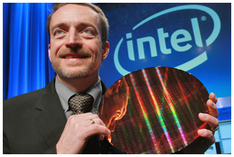Intel SVP and General Manager Patrick Gelsinger holds up Xeon 5500 silicon wafer.  Credit Intel Corp.